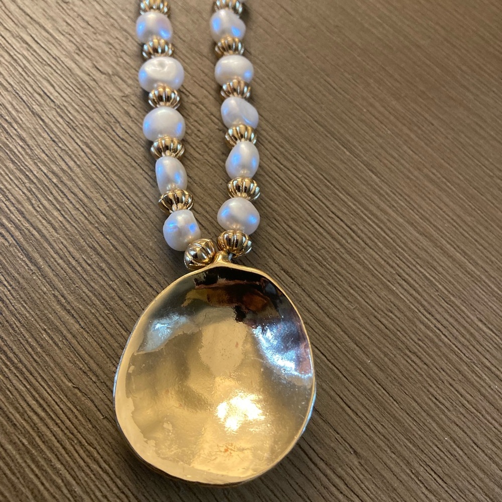 Talbots “beachy beads” Gold and White Seashell Pendant Necklace with Beads - Picture 4 of 9